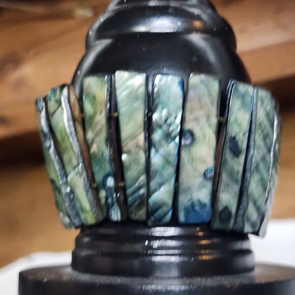 Vintage 1970s Hippie Boho 6" Genuine Mother of Pearl on Elastic Stretch Bracelet - Picture 3 of 16